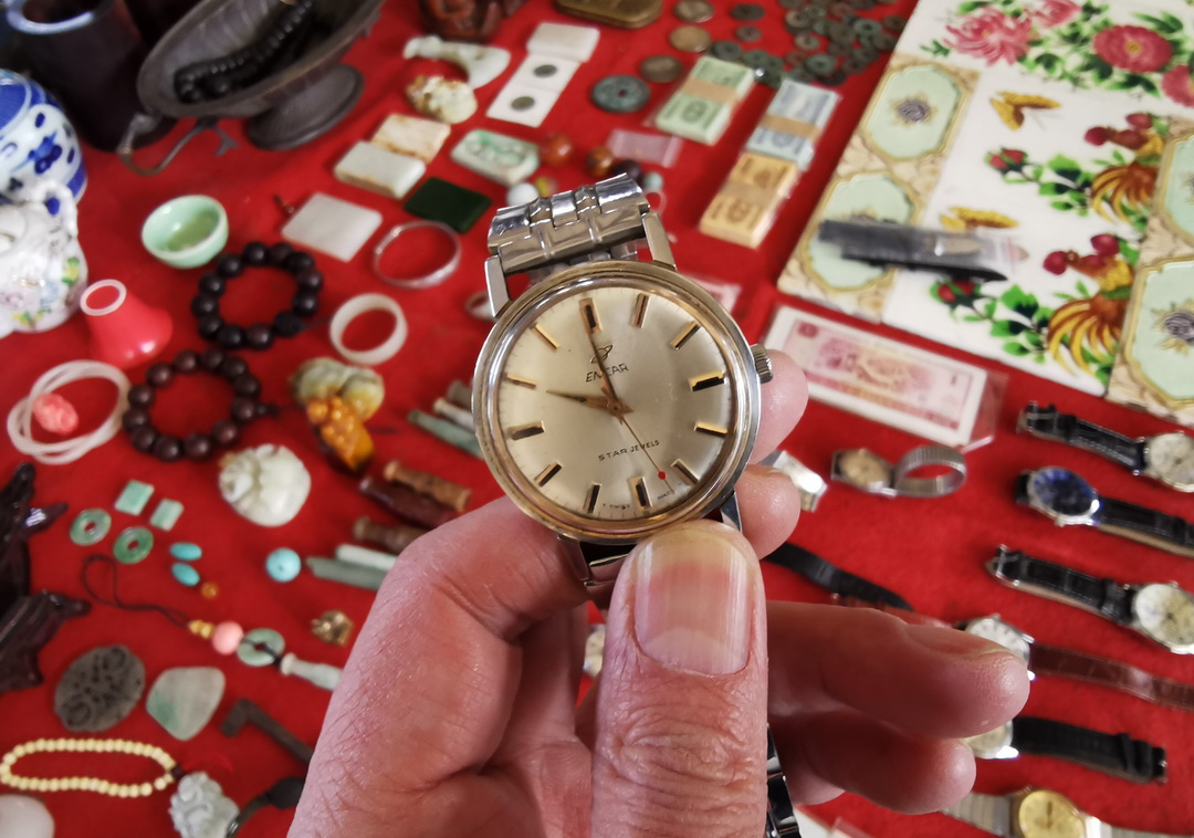 古玩市场古董表,逛古玩地摊淘到旧书