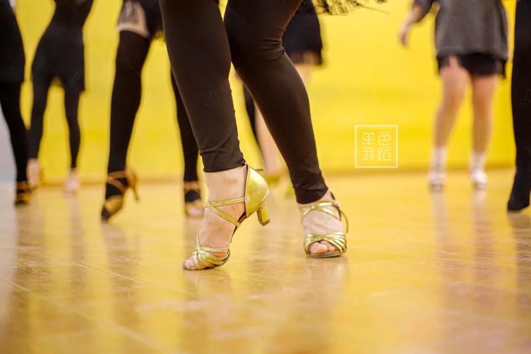 拉丁舞为什么要穿那么少,拉丁舞为什么一定要穿那么少