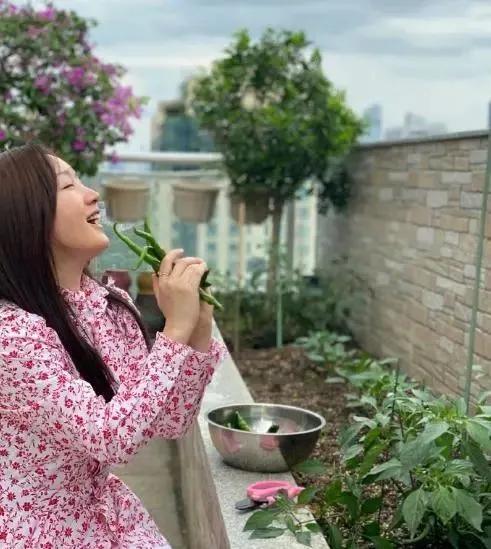 48岁杨钰莹私下穿搭,杨钰莹47岁穿衣搭配