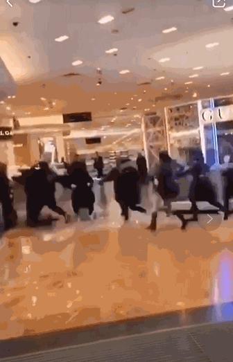 凶猛!一群国人攻陷巴黎老佛爷百货LV被迫限购