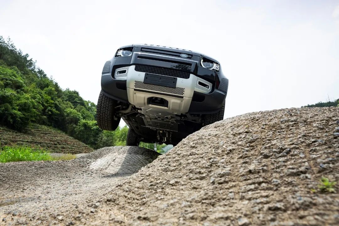 最新路虎卫士越野车,路虎卫士固特异at胎