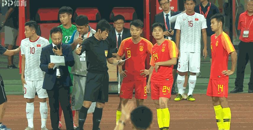 越南小将亚洲杯头球一跃成名,越南球员梅开二度