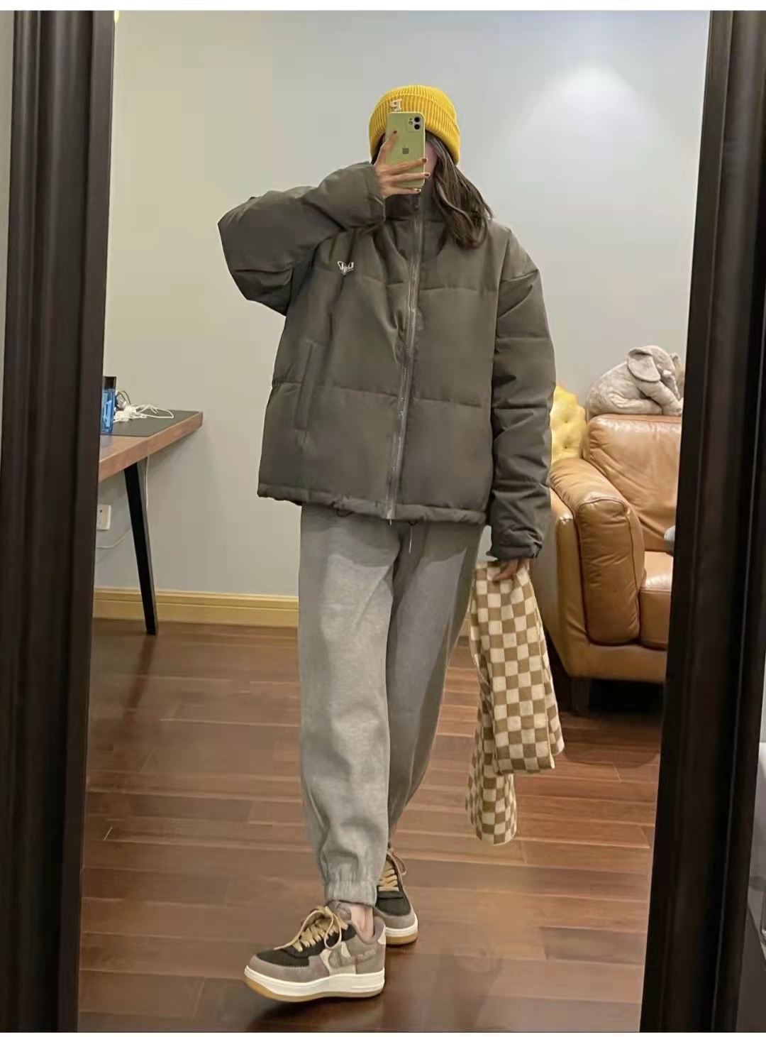 冬天灰色短裙配什么上衣,冬天女生灰色运动裤搭什么上衣