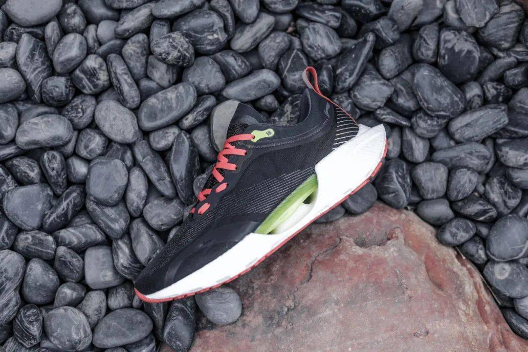 李宁超轻19和安踏跑鞋哪个好,公认脚感最好的10双国产跑鞋安踏