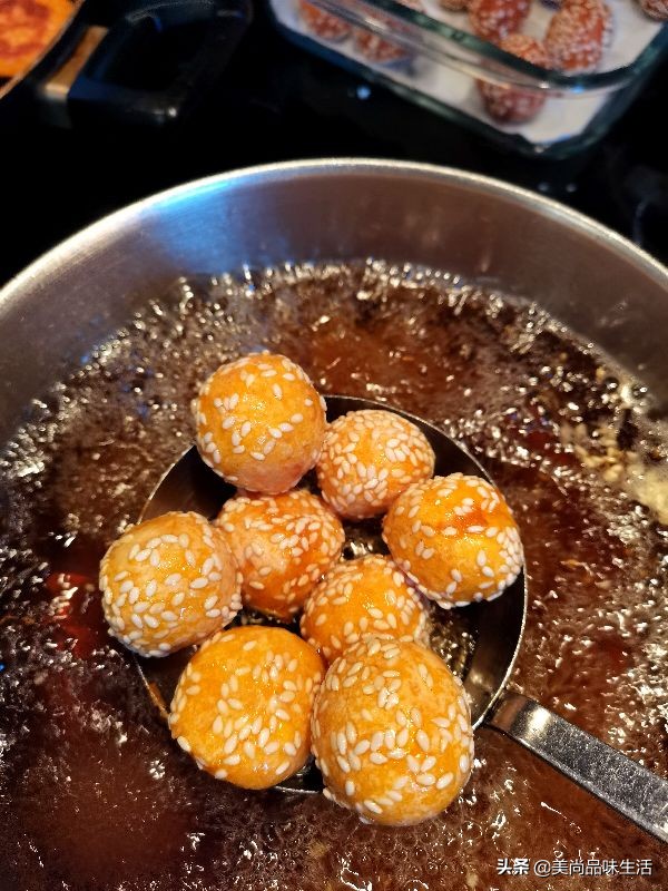 做芝麻丸子的过程中蜂蜜要加热吗,干炸丸子放熟芝麻还是生芝麻