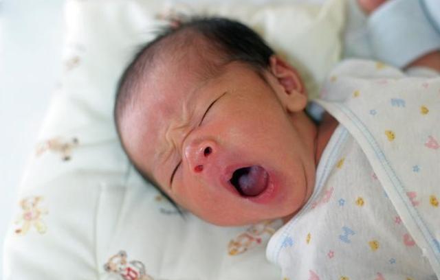 宝宝老是吃迷糊奶是怎么回事,迷糊奶怎么判断有没有吃饱