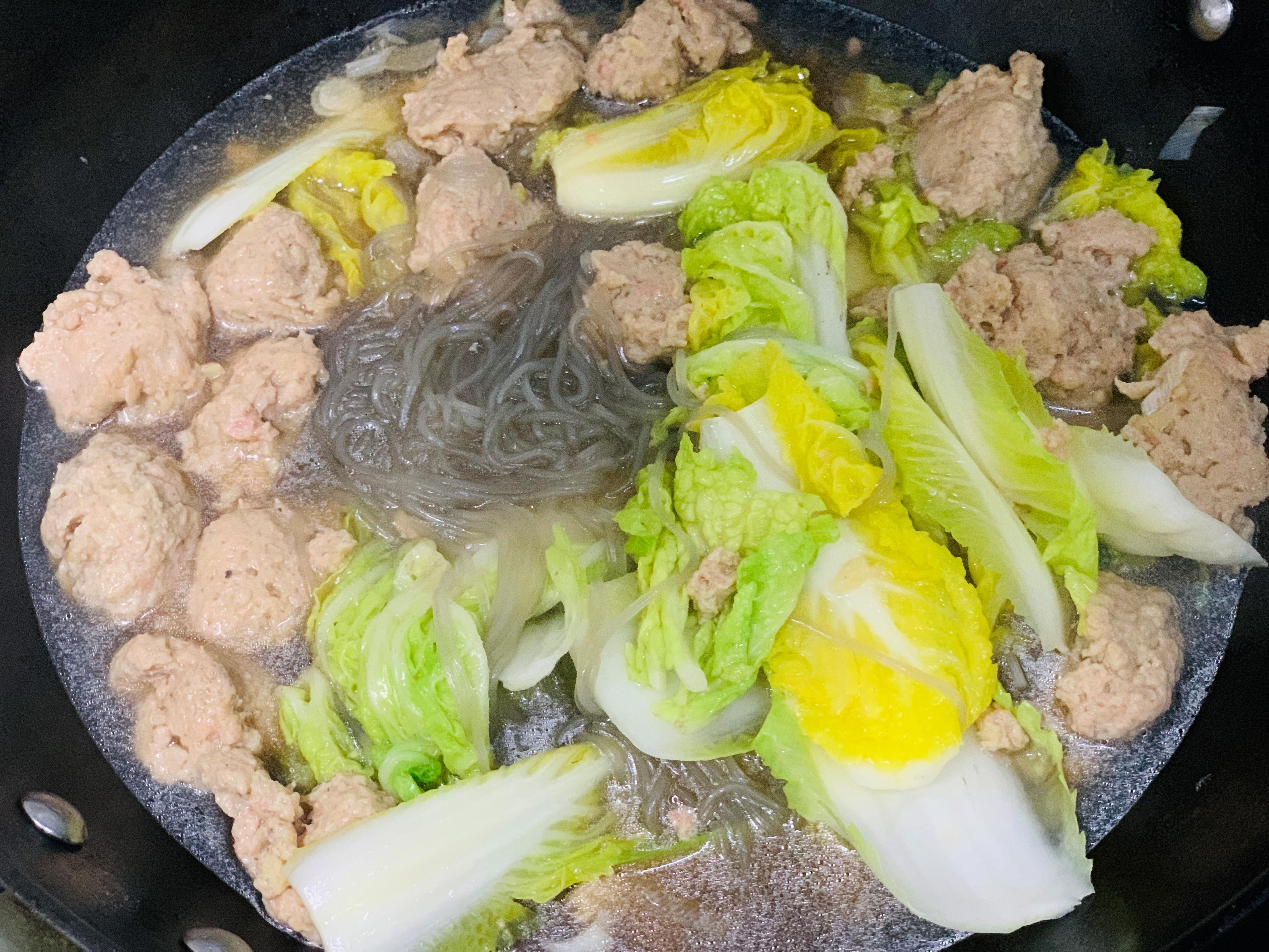 鱼丸虾丸娃娃菜粉丝汤,娃娃菜虾丸的家常做法视频