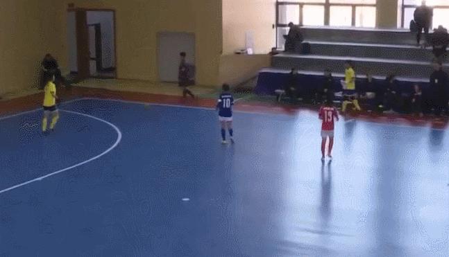 五人制一个裁判怎么跑位,五人制篮球赛裁判跑位