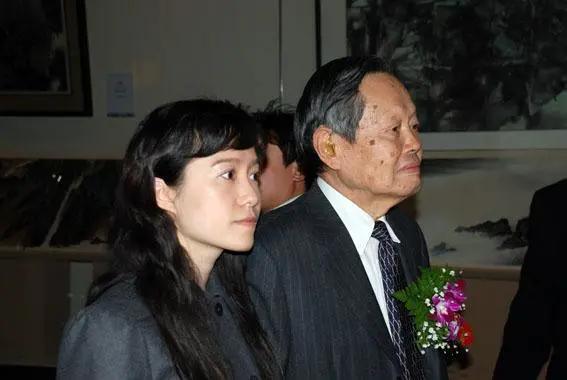 杨振宁对翁帆改嫁的事情怎么看呢,翁帆嫁给大自己54岁的杨振宁原因
