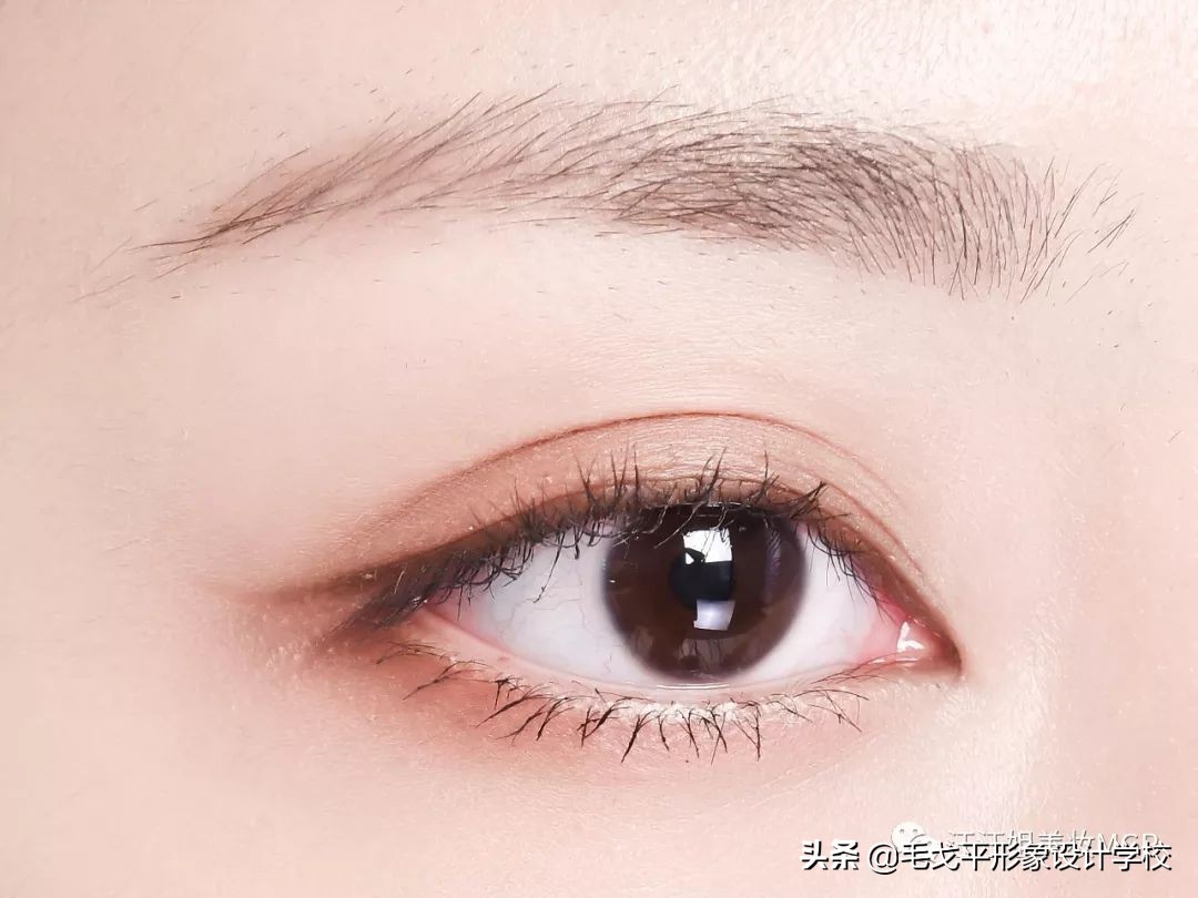 为什么眉毛稍不注意就画成平眉,画眉毛总是高低眉怎么办