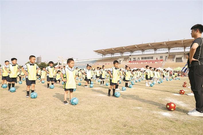 幼儿园足球教学的策略,足球应该怎么踢幼儿园