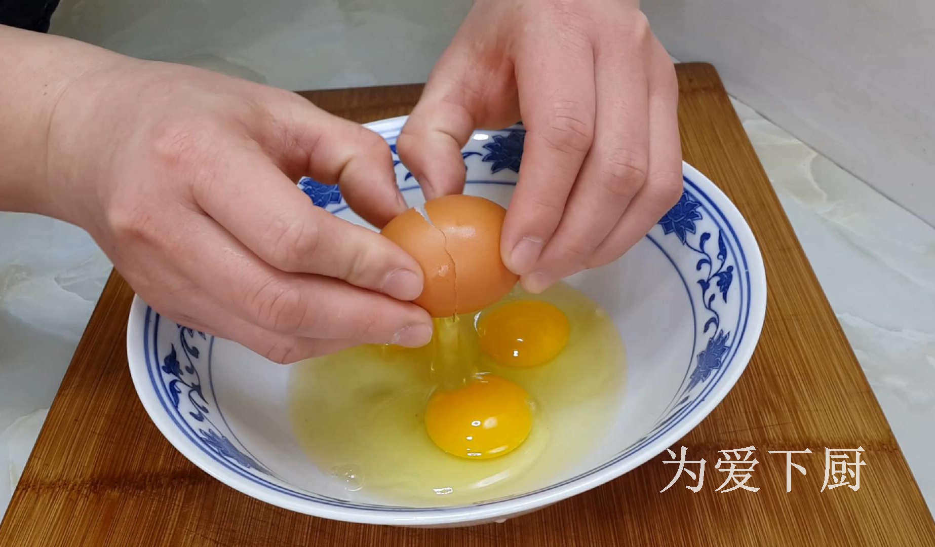 只用牛奶和鸡蛋做蛋糕不用打蛋器,鸡蛋做蛋糕简单不用烤箱