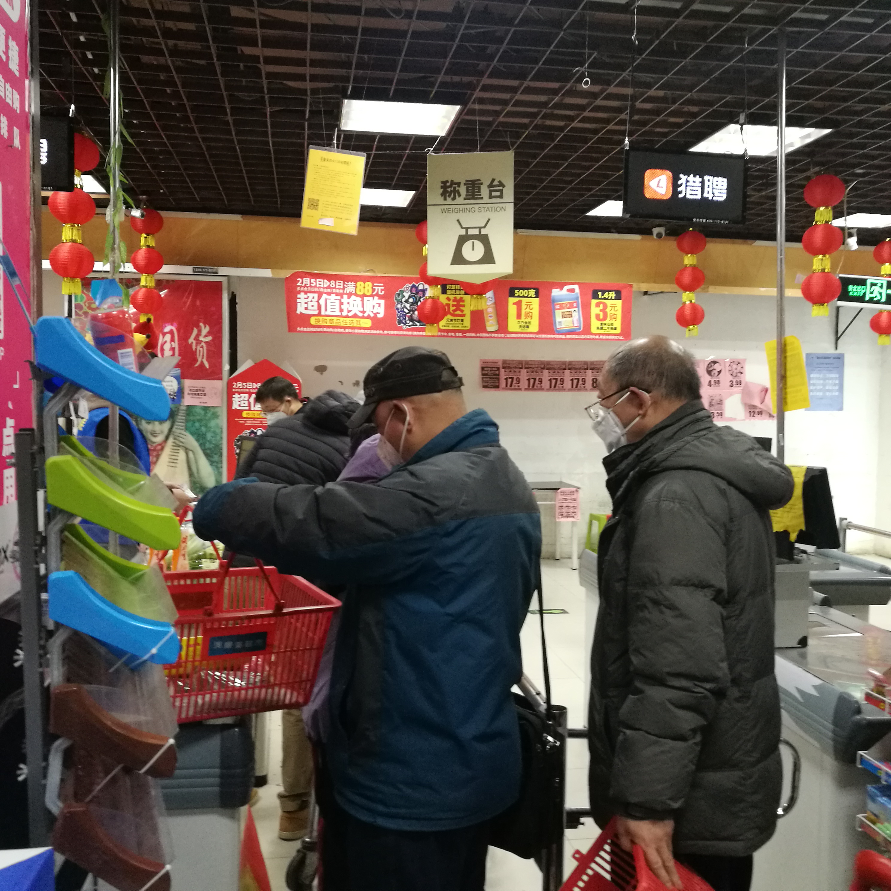 北京超市自助结账软件,超市顾客排长队购物