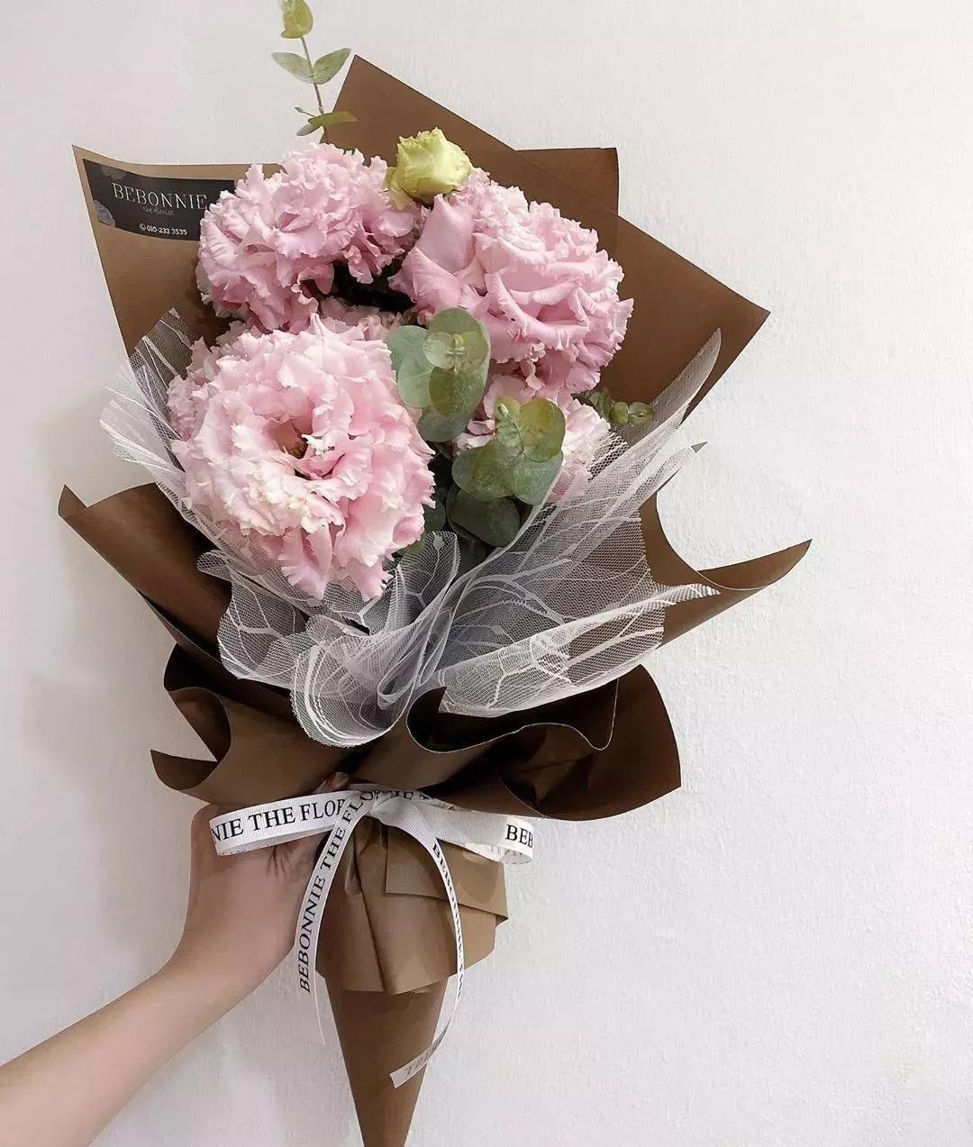 花要不要经常换水,花材正确处理方式及日常养护