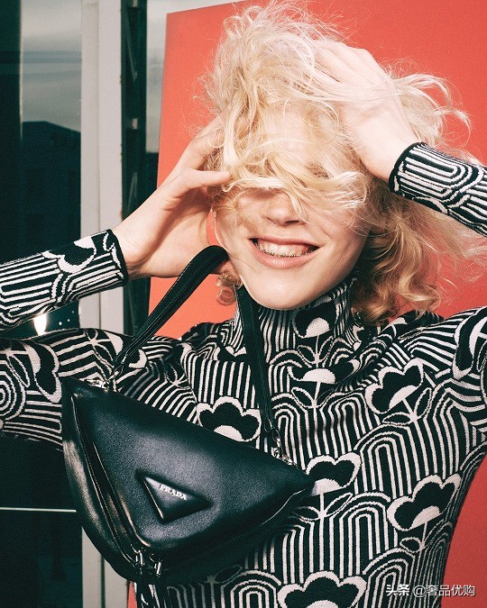 prada新款刺绣宽肩带,prada三角徽标外套