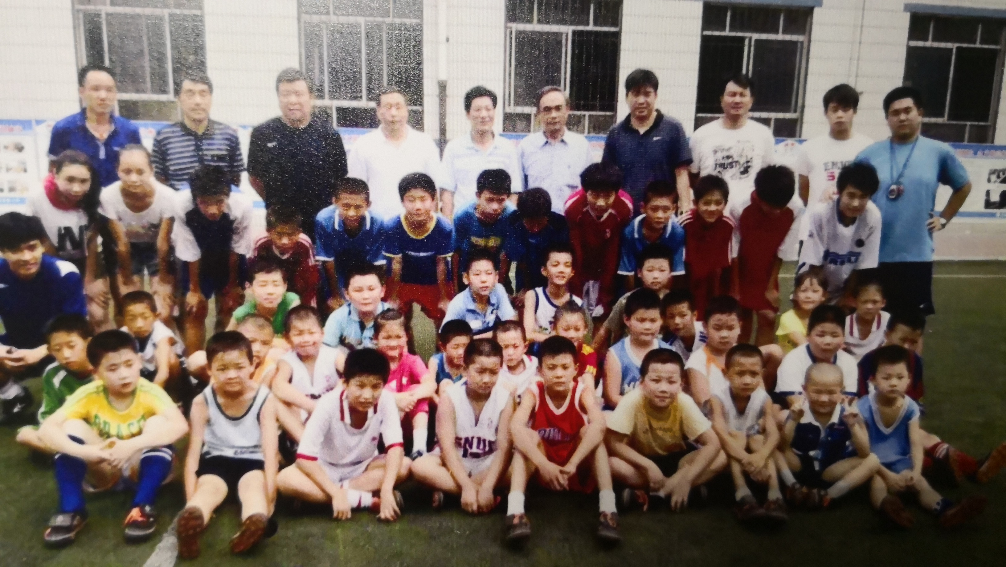 酒鬼OR教父？争议陆雄铭：为青训蜡烛成灰，骨灰一半撒河南