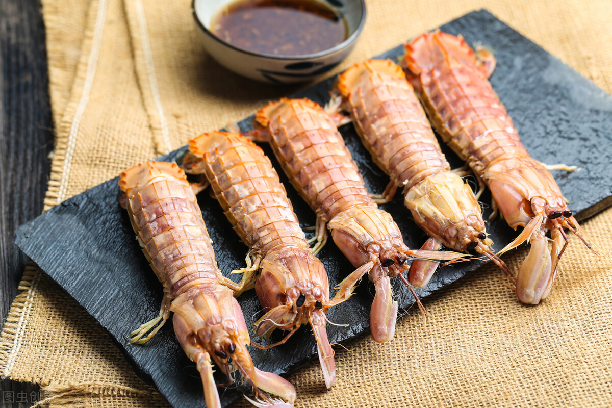 如何判断皮皮虾是否蒸熟了,皮皮虾蒸完后立即开盖吗