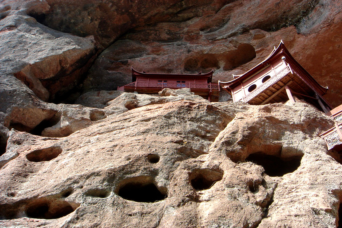 福建一座半山腰建有寺庙,福建荒废古寺庙