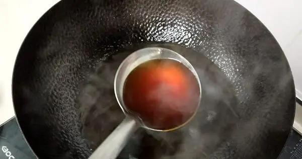 鱼刺咽下去喉咙难受怎么办,鱼刺卡喉别用喝醋吞饭等土方法