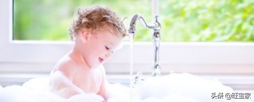 每次洗澡宝宝都要跟着怎么办,孩子每次洗澡起来都哭闹怎么回事