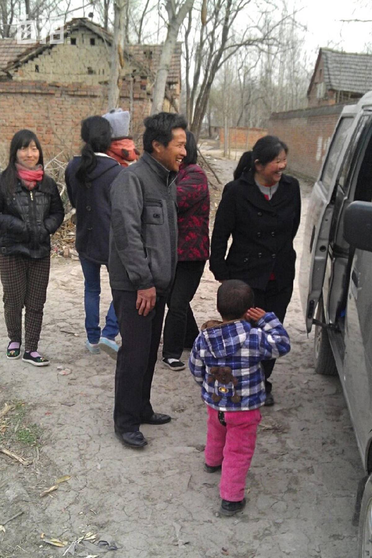 35岁中国小伙娶26岁美国妻子,八年前河南小伙娶大五岁美国妻子