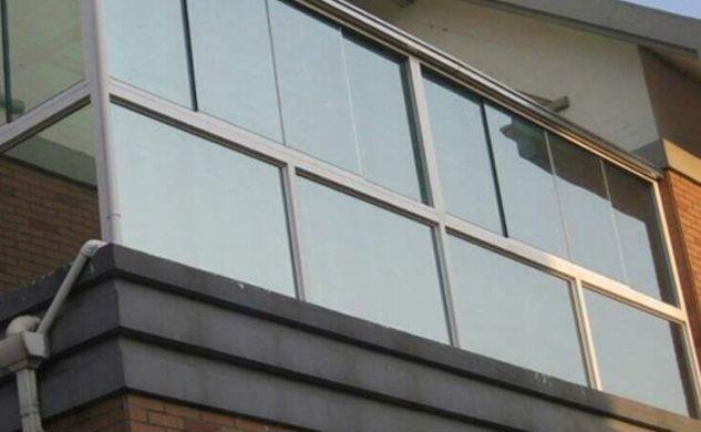 头一次见挂窗帘不用罗马杆,头次见房子不挂窗帘