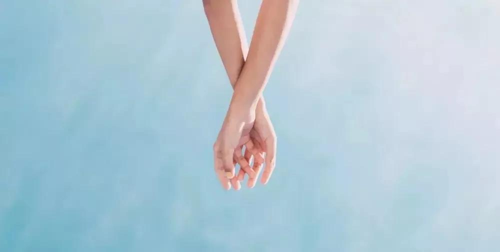 男友给我的钻戒是别人戴过的,发现男朋友有个钻戒不是给我的