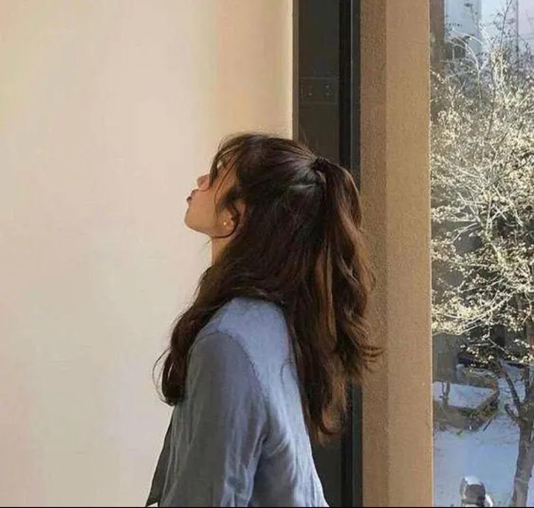 适合披头发的编发过程简单,好看又简单的披发编发教程