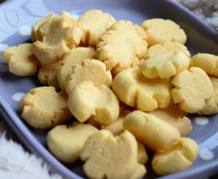 快过年了自制牛轧糖,怎么制作可以留到过年吃的小饼干