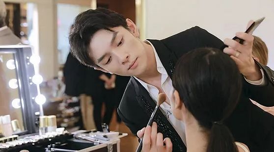 李佳琦直播能挣多少钱,李佳琦谈直播行业怎么样