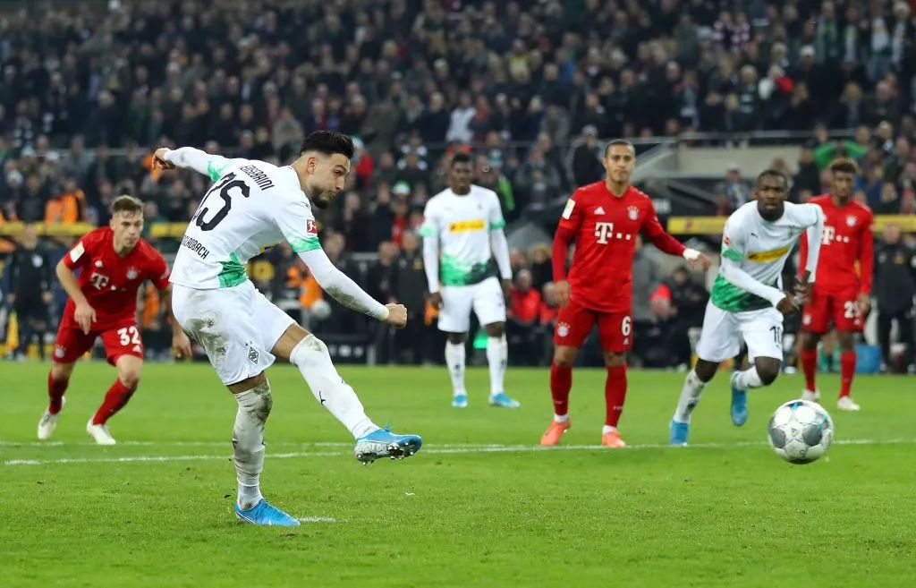 光着脚丫踢足球,光着脚丫子踢足球