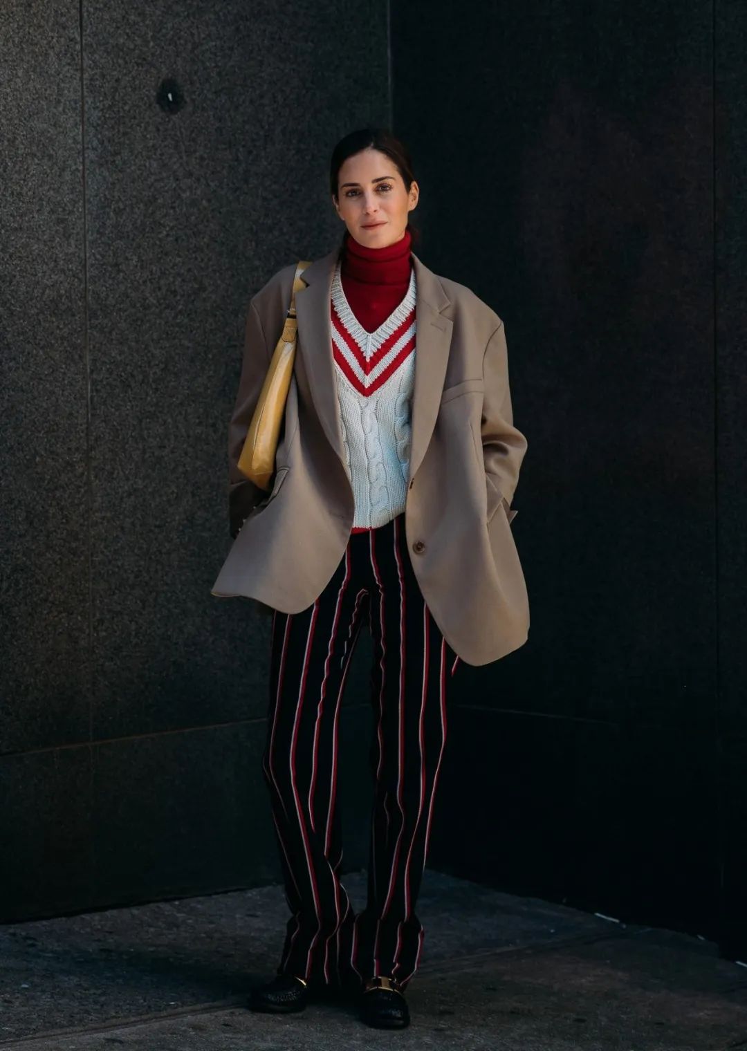 米白色外套内搭什么颜色打底衫,瓦蓝外套内搭什么色打底衫好看