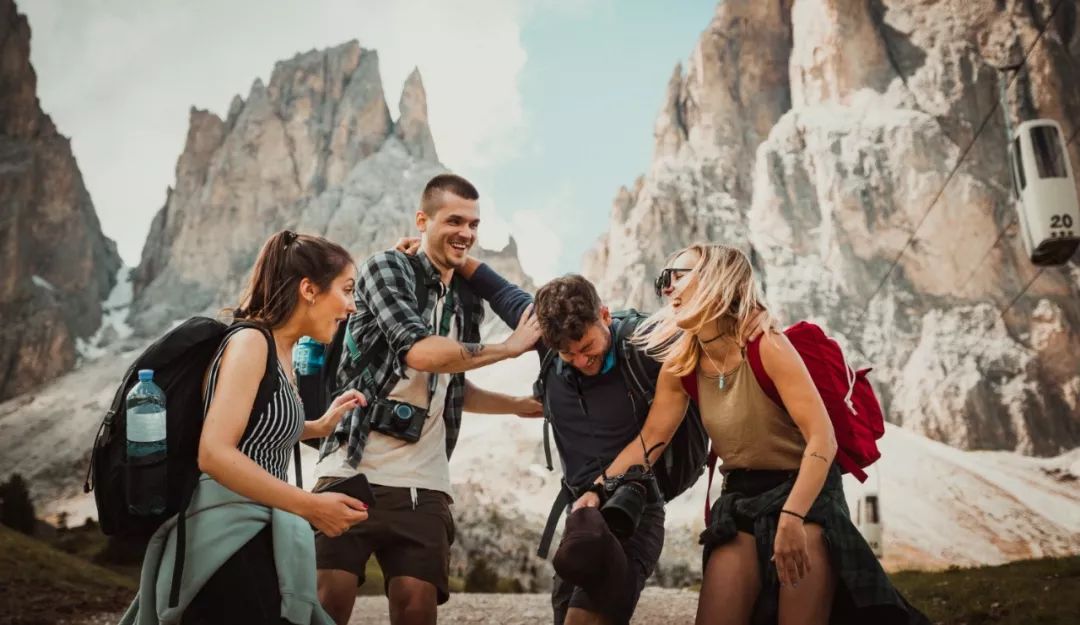 朋友相处的最高境界,是甘于做绿叶