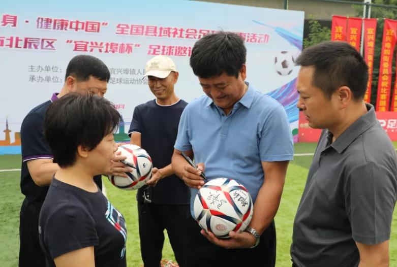 八支足球队,八支青少年足球队齐聚江城