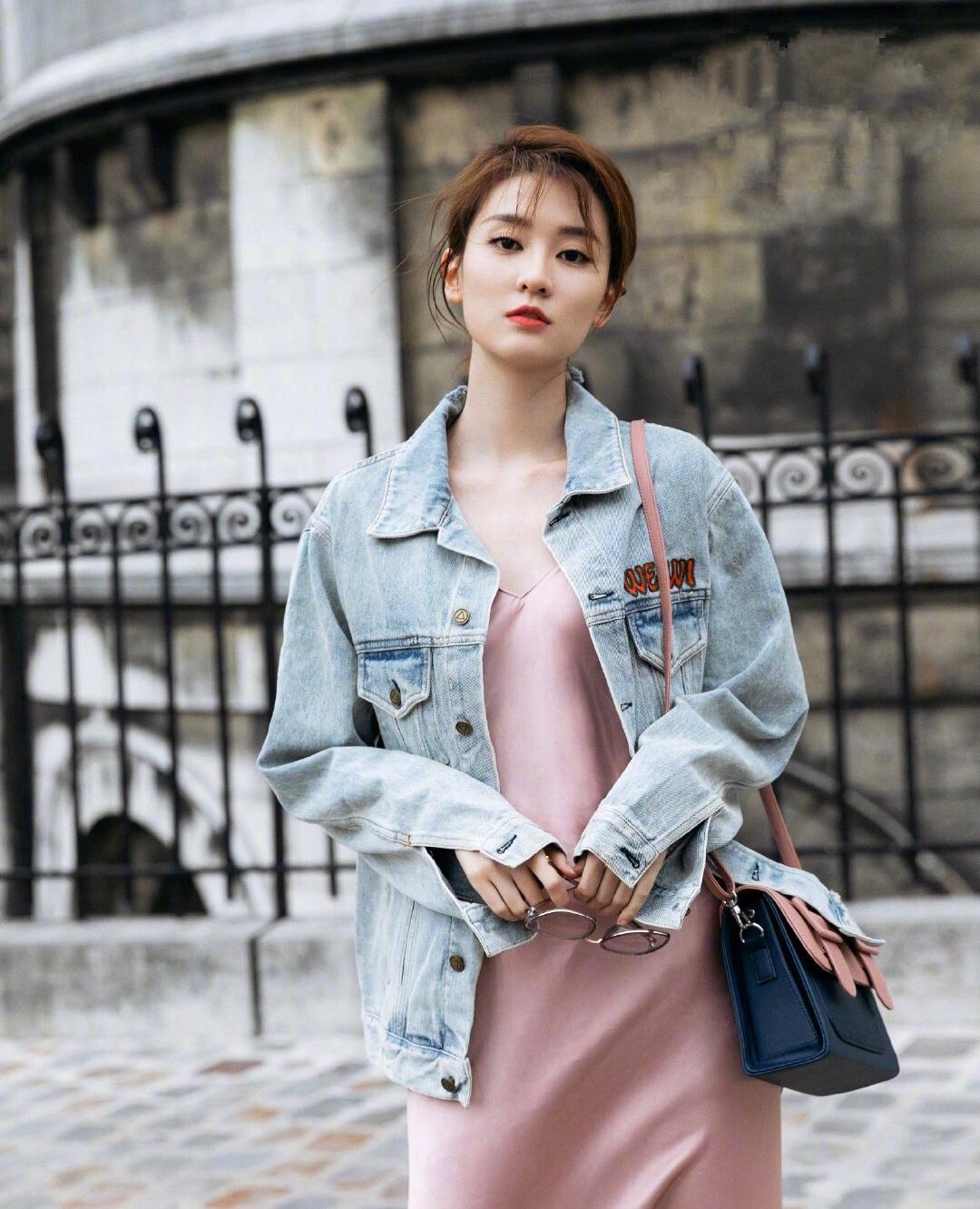 乔欣穿搭上的变美思路,乔欣身穿粉色抹胸缎面公主裙