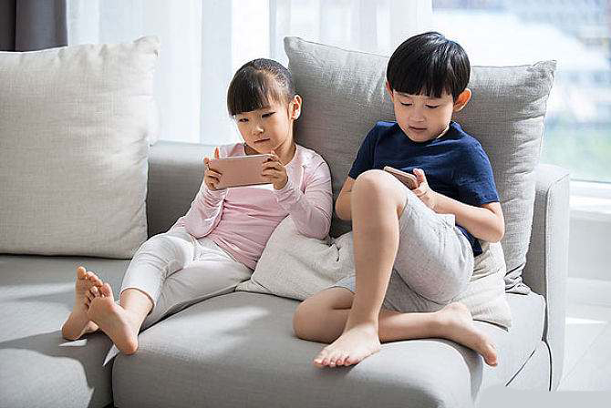 14岁女儿半夜传出“嗯啊”声，妈妈的做法值得学习，挽救孩子一生