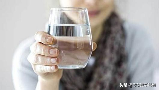 老年人不能缺少哪些营养,老人不渴也要常喝水