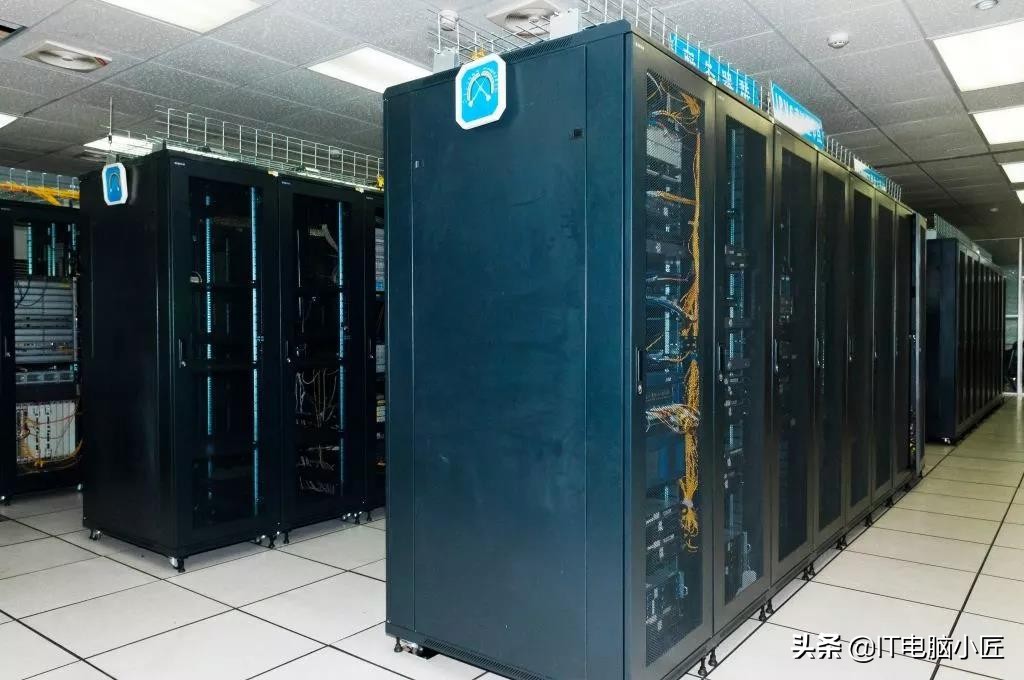 服务器属于硬件还是软件,服务器是主机的意思吗