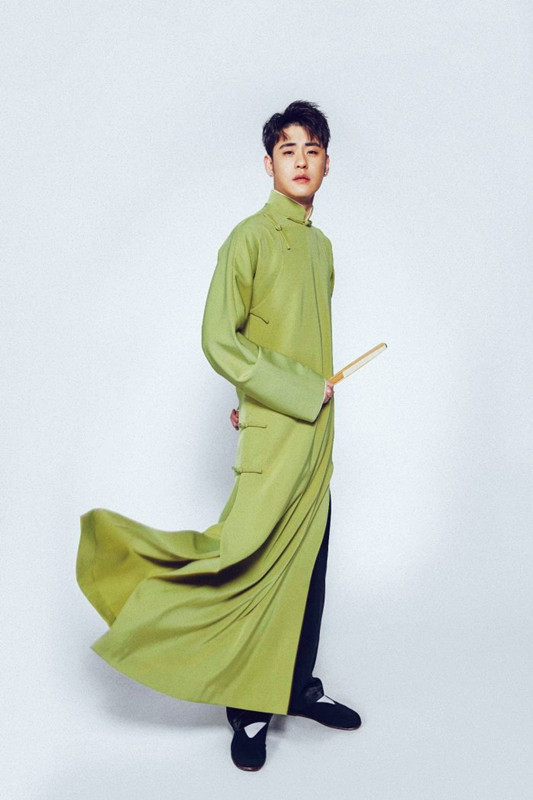 开眼了,能让女孩带着荧光棒听相声的只有他了,为啥这么火?