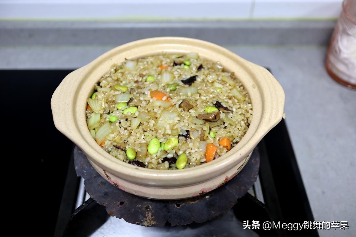 元旦这饭端上桌，勺子就不离锅，几十年雷打不动，新年第一天必吃