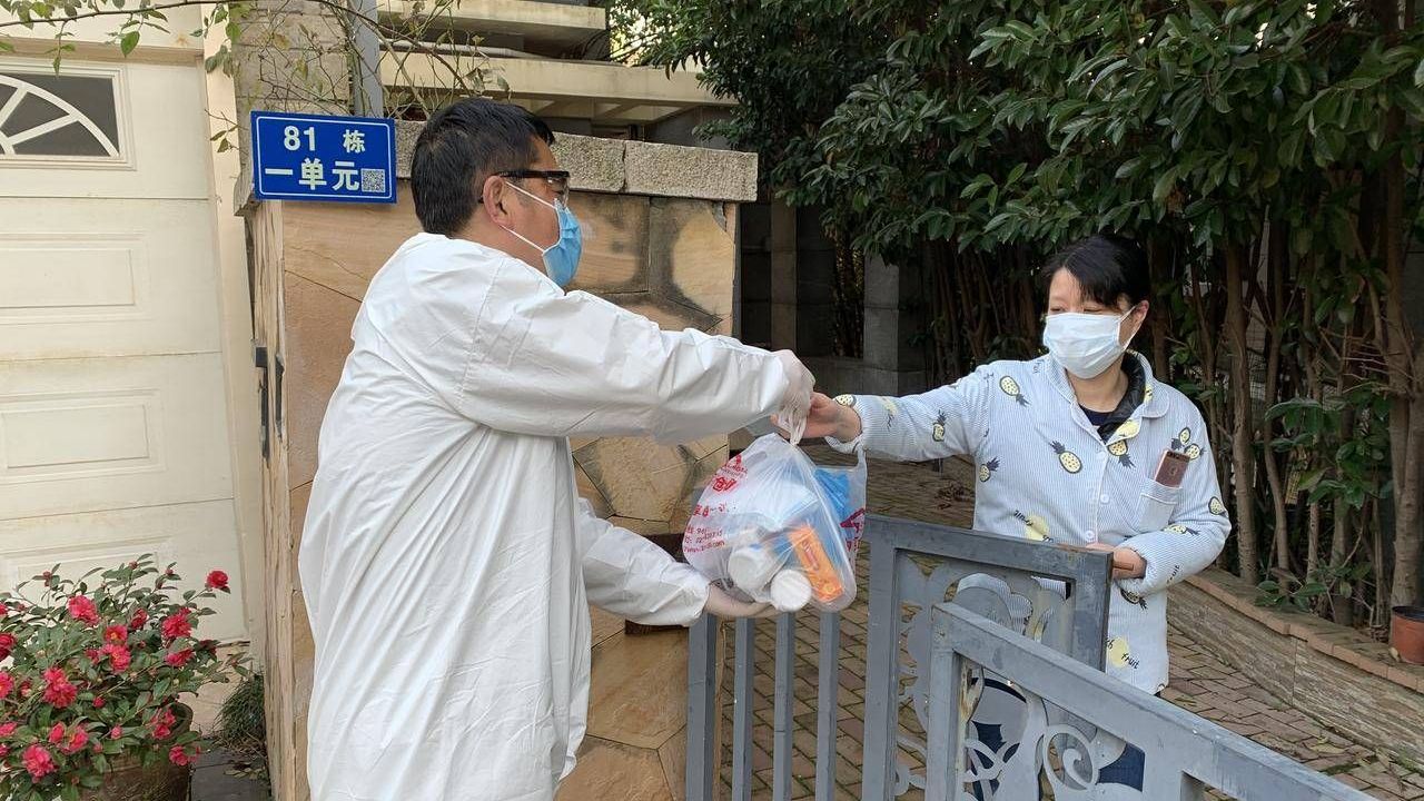 医护人员健康礼包,发放暖心健康包关爱计生特扶家庭