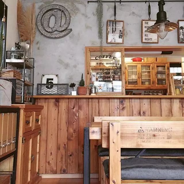 80后夫妇将破旧小宅爆改“复古咖啡厅”，95%家具都是自己打造