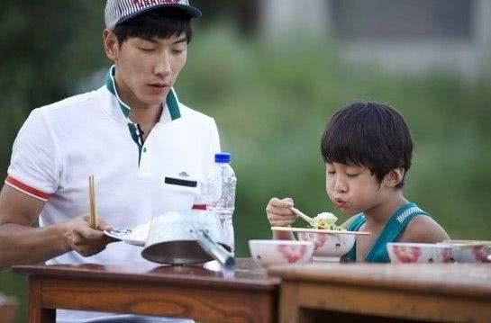 嗯哼空降《妻子3》,掉了一颗门牙还不认字,却会说“我收工了”