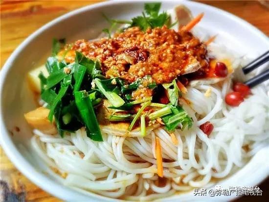 弥勒美食推荐离湖泉景区最近,弥勒五彩云池风景区