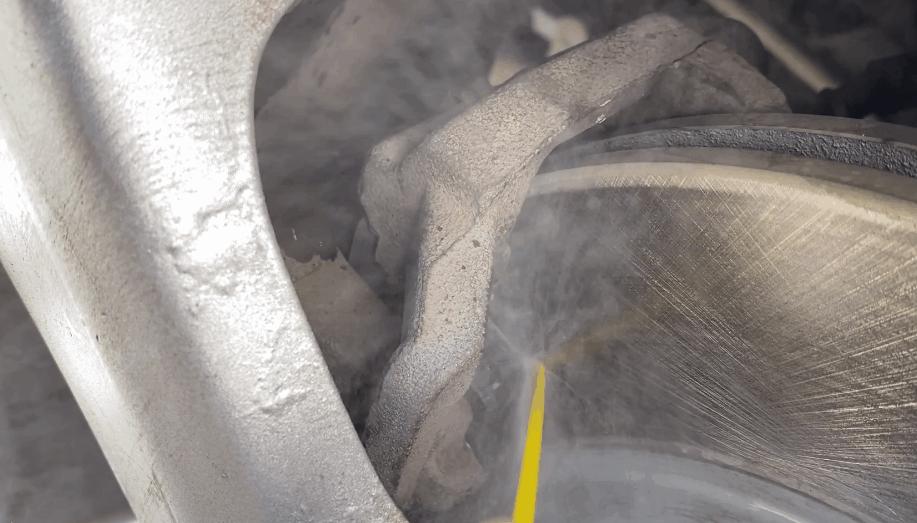 车在水里开了以后吱吱响,车在水里熄火了以后有啥影响