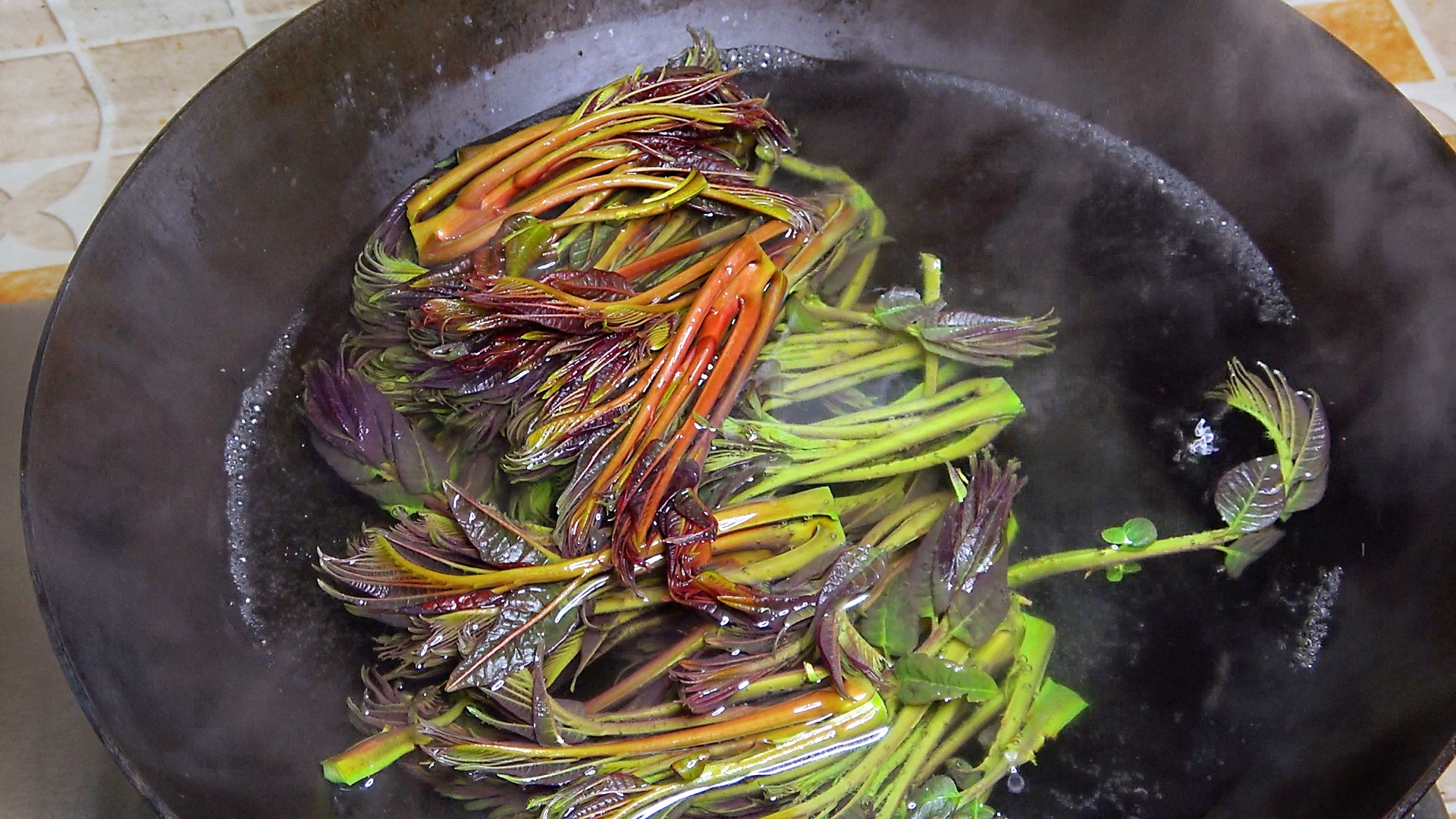 吃香椿有什么好处怎么吃最好,春天吃香椿芽的功效与作用