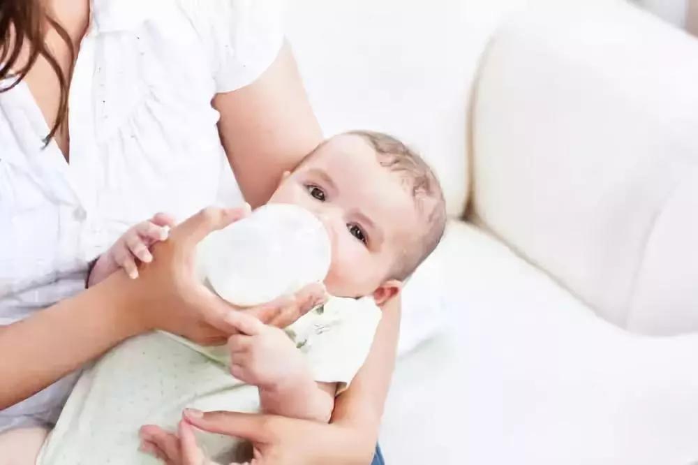 宝宝不吃奶瓶的正确解决方法,宝宝排斥奶瓶怎么办一喝就干呕