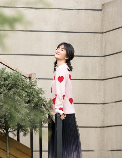 谢娜最新美照曝光,谢娜复出后走机场叠穿造型真时髦