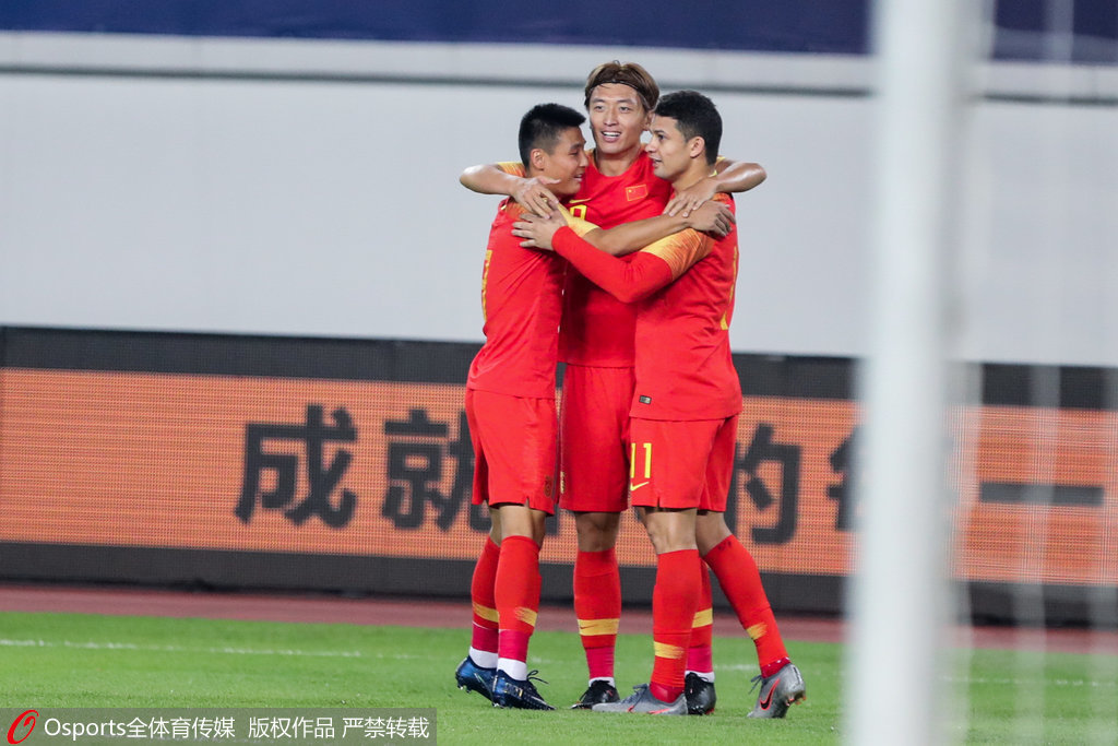 男女足对抗,男足和女足暖心时刻