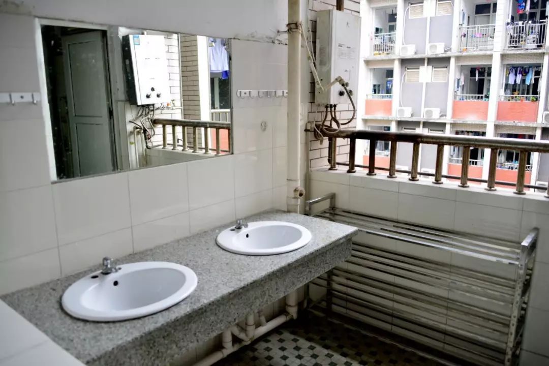 重庆环境最好的学校,重庆哪所学校宿舍和伙食最好